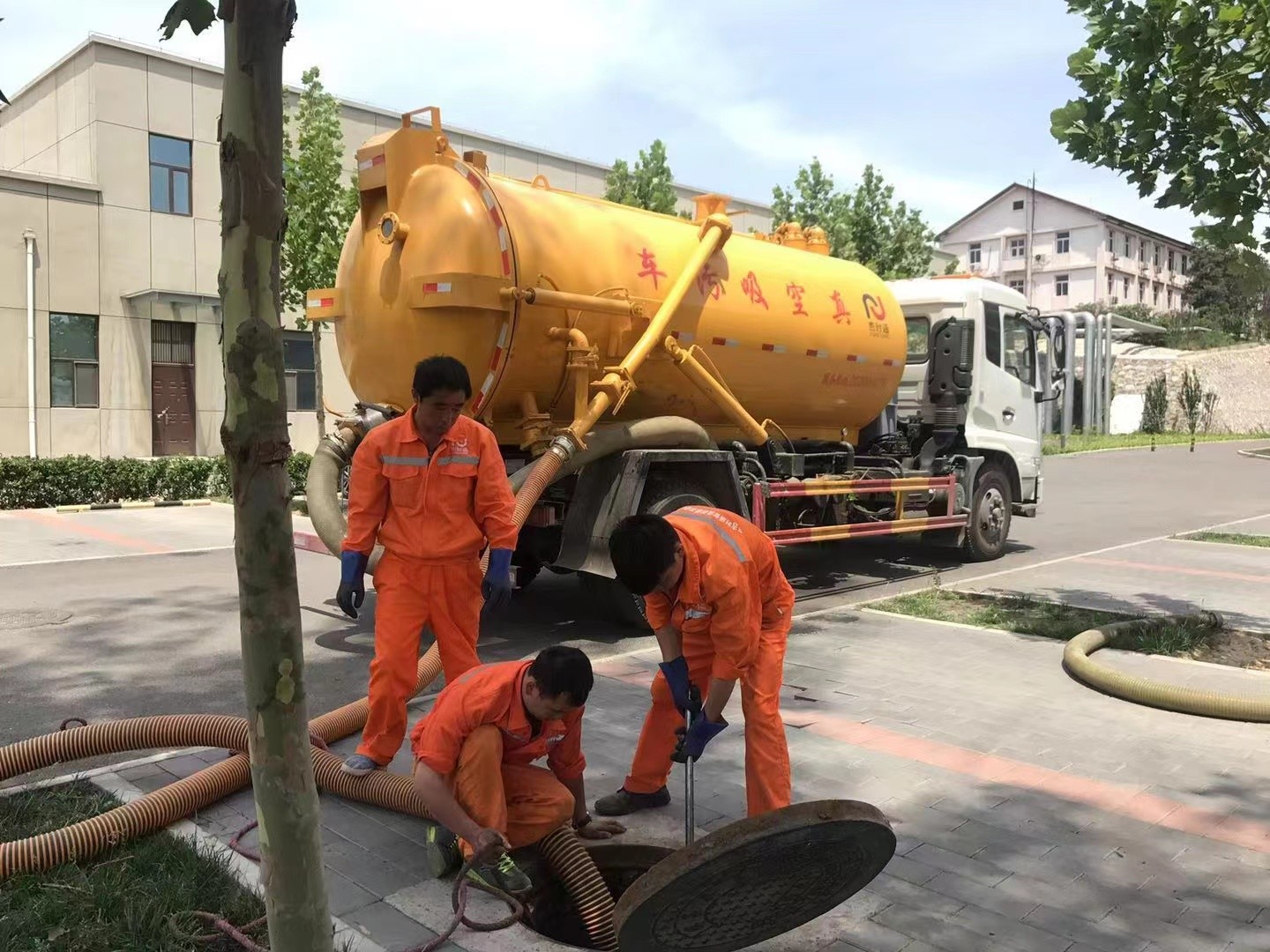 清涧管道疏通车停在窨井附近