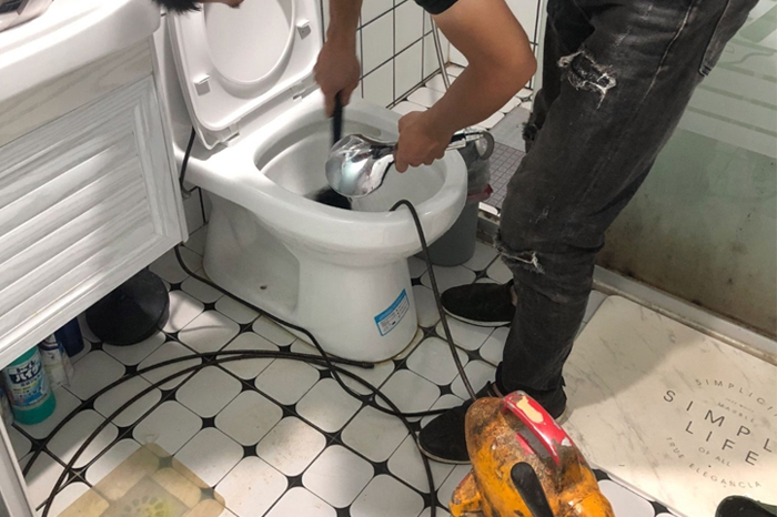 清涧马桶堵塞自己疏通还是找师傅？专业上门服务让你省时更省心