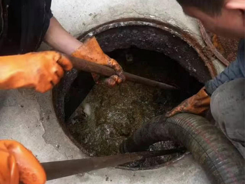 清涧清理化粪池时如何避免沼气的危害？